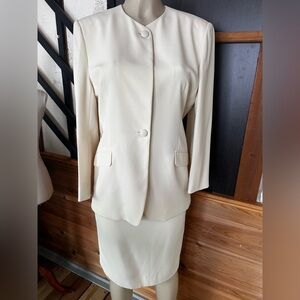 Jones New York petite two piece suit set size 14p preloved color light cream